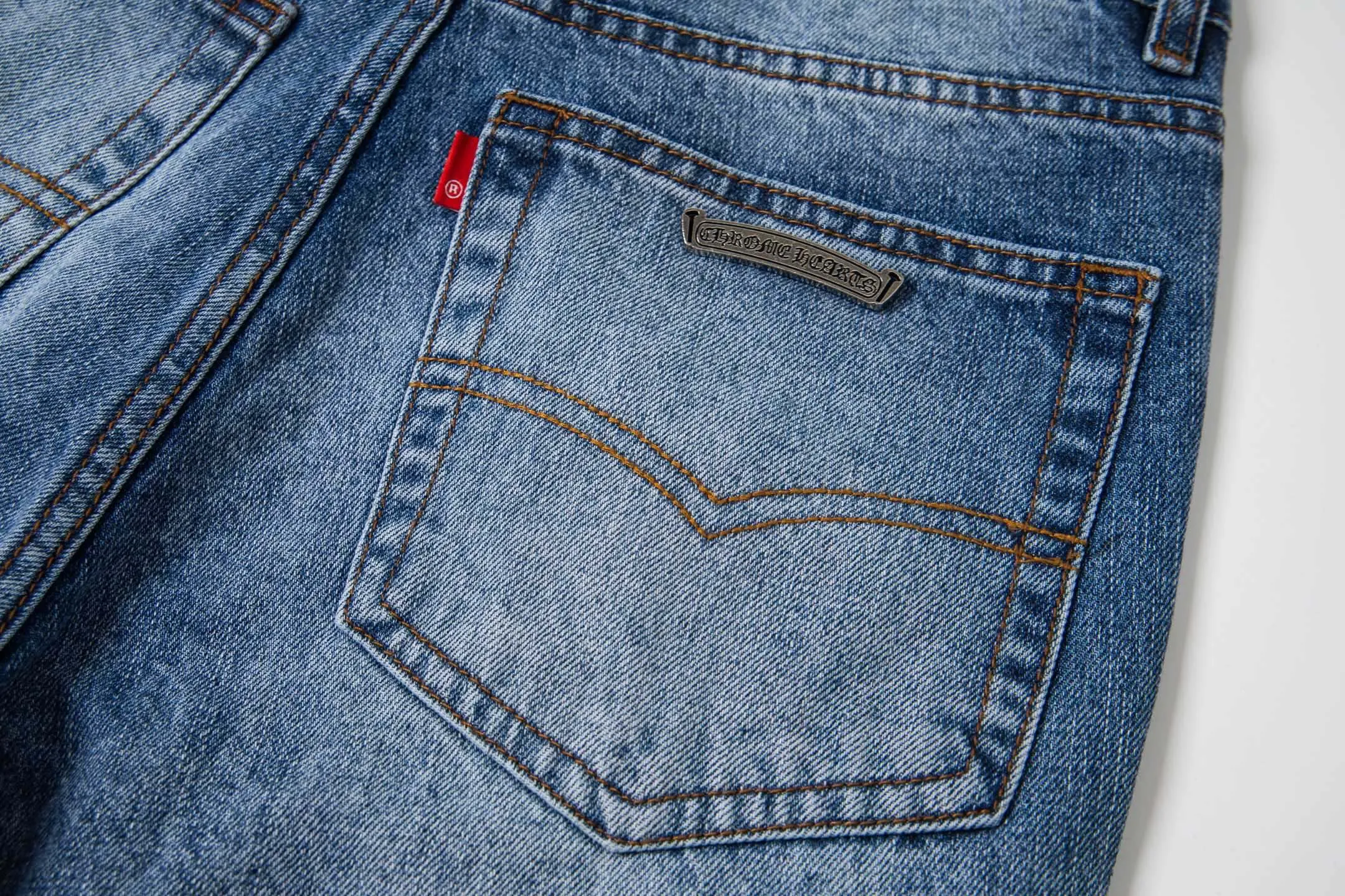 P260 high version (evergreen) Chrome Hearts/Chrome Hearts 25FW CH Blue Pants Starry Sky Hole Laminated Leather Cross Bamboo Jeans. It adopts starry sky theme patchwork elements, mostly presented in the shape of a cross, with glitter on the leather surface. Unique design. The details are in place, simple and elegant, and the workmanship is exquisite. The entire trousers are neatly routed and the details are in place! It’s also so cool that both men and women can easily control it. It’s a gender-neutral trendy up version. Style number: 1766# Color: blue Size: 28 30 32 34 36